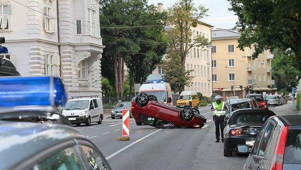 Pkw auf dem Dach