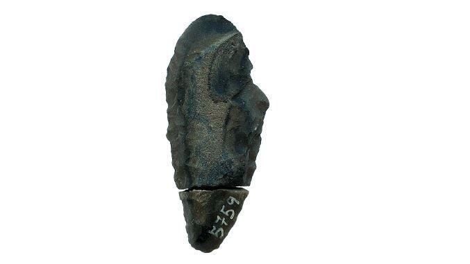 Der kleine Feuersteindolch aus der Pfahlbausiedlung von See am Mondsee von rund 7 cm Länge war schon in der Jungsteinzeit in zwei Teile zerbrochen (Verbleib: Sammlung Much, Institut für Ur- und Frühgeschichte der Universität Wien).