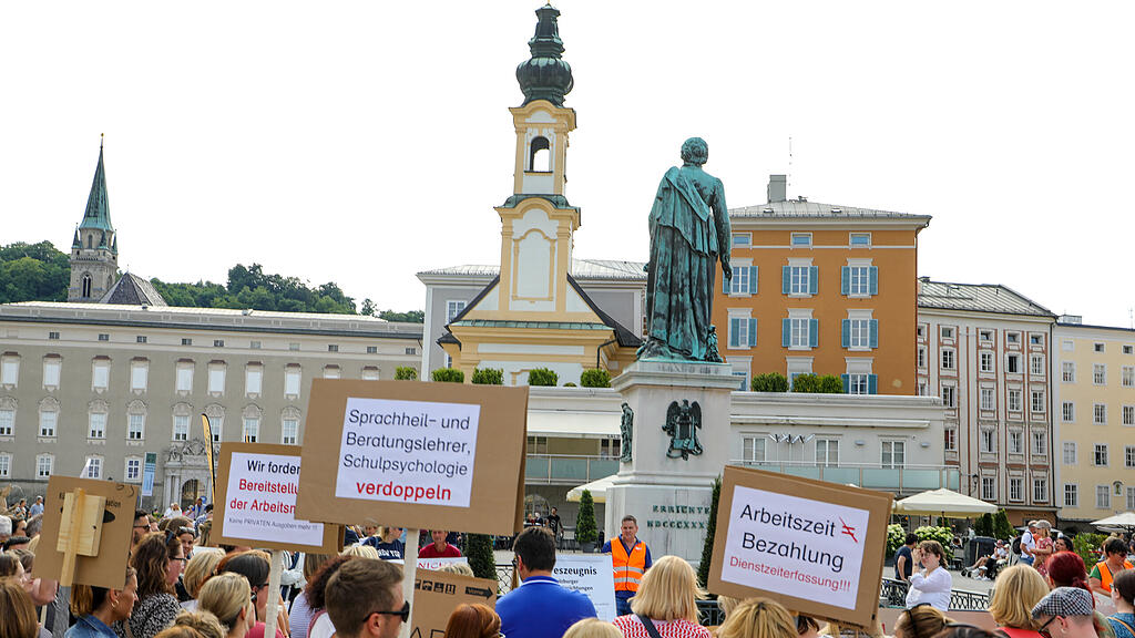 "Bildung brennt" - Kundgebung am Mozartplatz