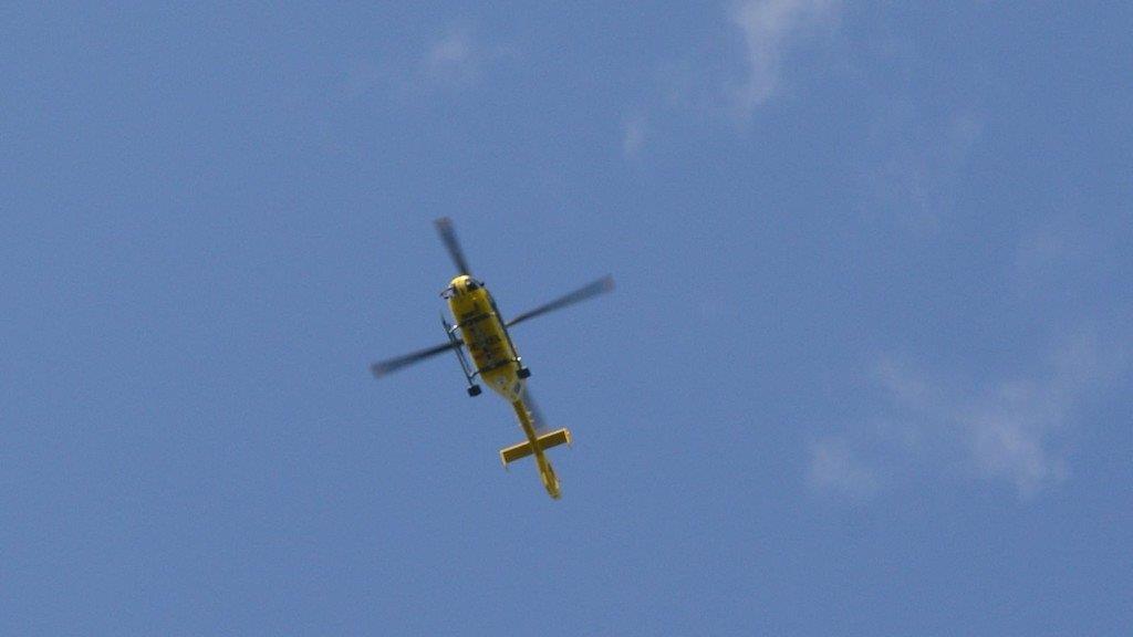 Paragleiter bleibt in Baum hängen