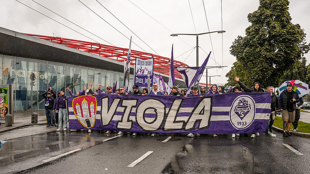 Die Fans von Austria Salzburg beim Fanmarsch vor dem Zweitliga-Spiel gegen den FC Liefering.
