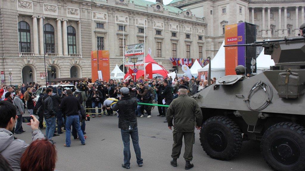 Weltrekord: Franz Müllner zieht Pandur-Radpanzer am Wiener Heldenplatz (Vienna.at)
