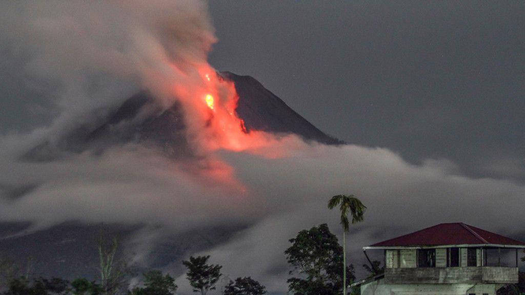 Vulkan Sinabung spuckt Rekordmenge Asche und Gas aus