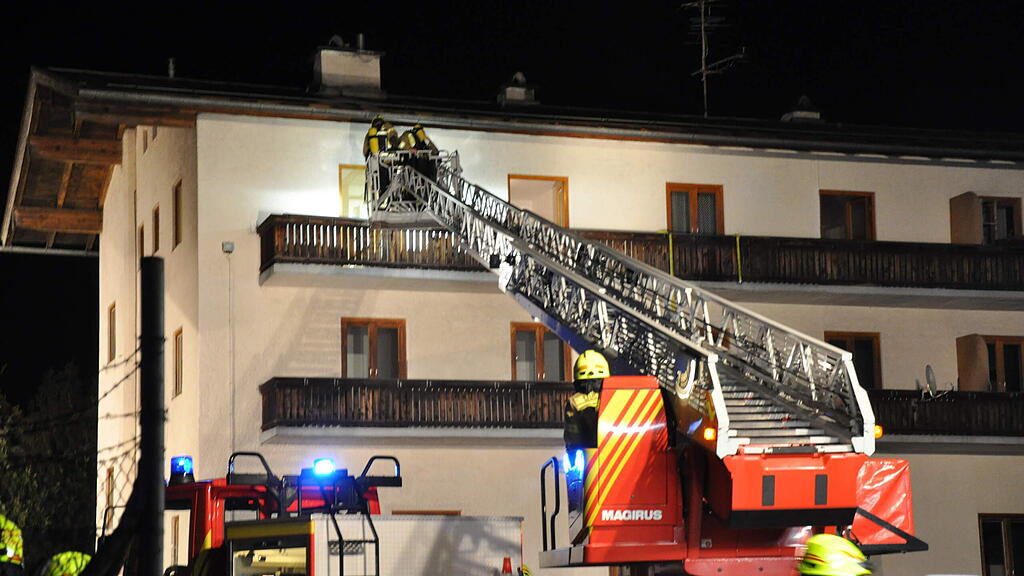 Atemschutztrupps durchsuchten das Haus in Bischofswiesen nach Vermissten.