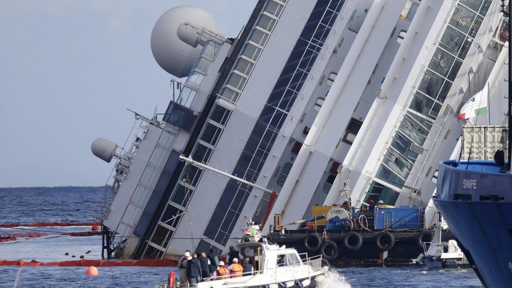 Costa Concordia taucht langsam aus den Fluten auf