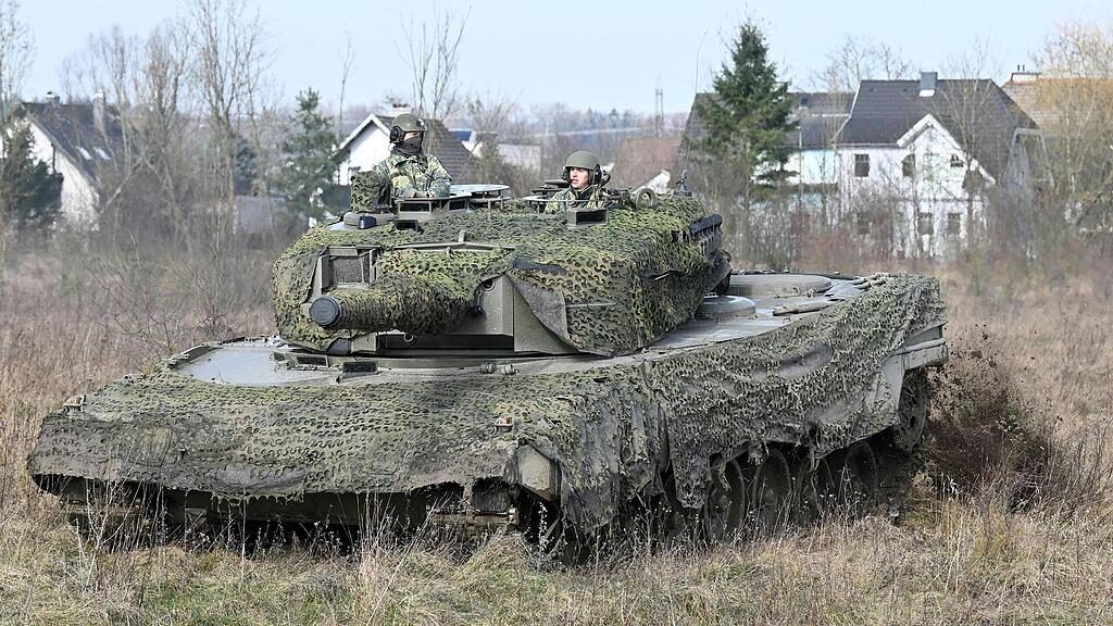 Vorf\u00fchrung mit Leopard-Kampfpanzer in Wels