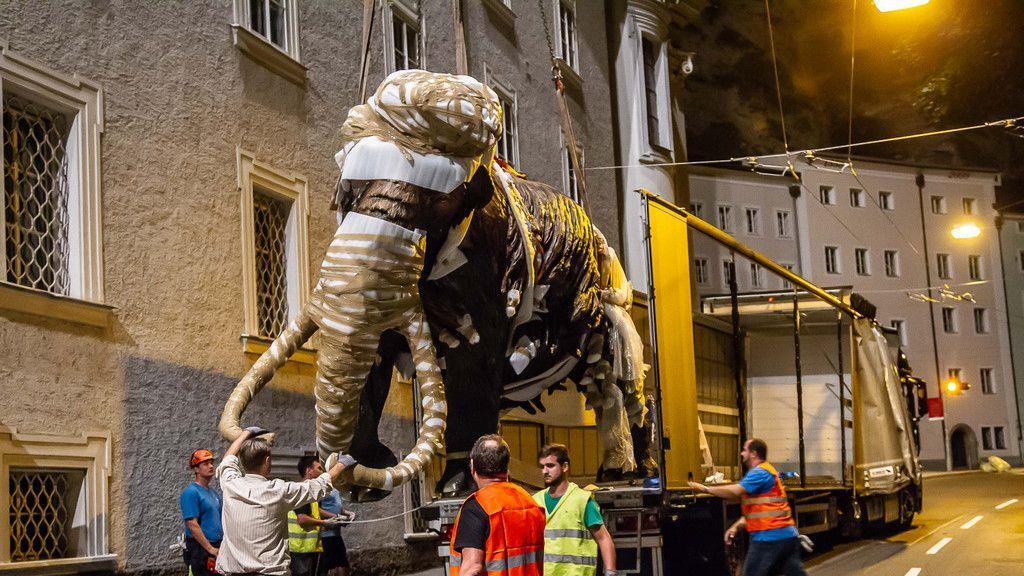 Mammut schwebt über Salzburg II