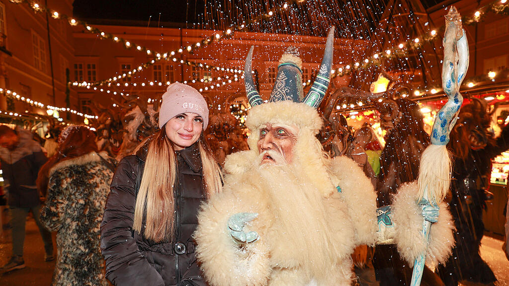 Perchtenlauf in erster Raunacht am Salzburger Christkindlmarkt