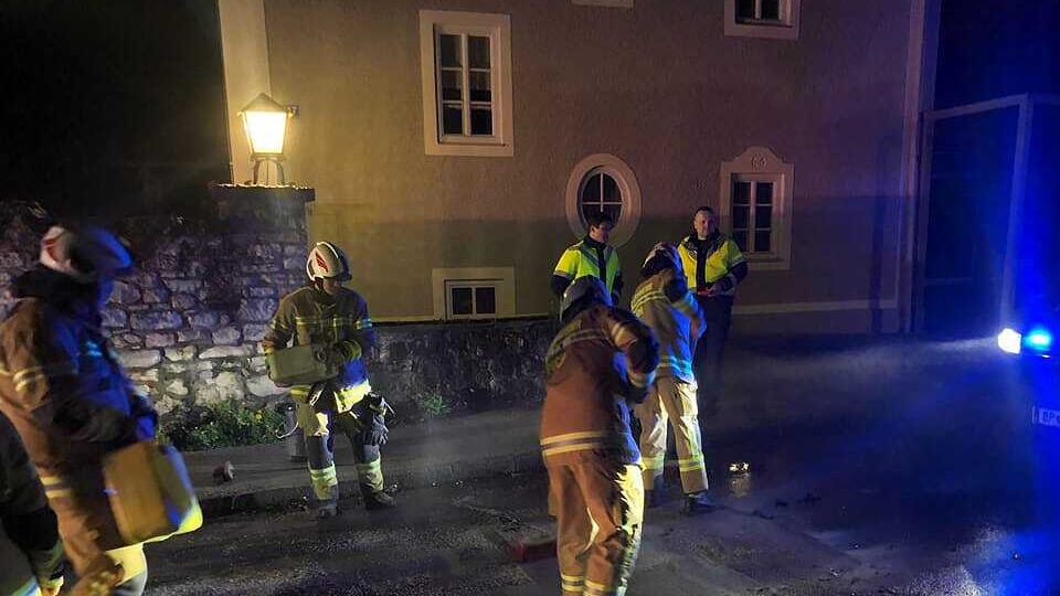 Puch: Pkw-Crash gegen Hausmauer