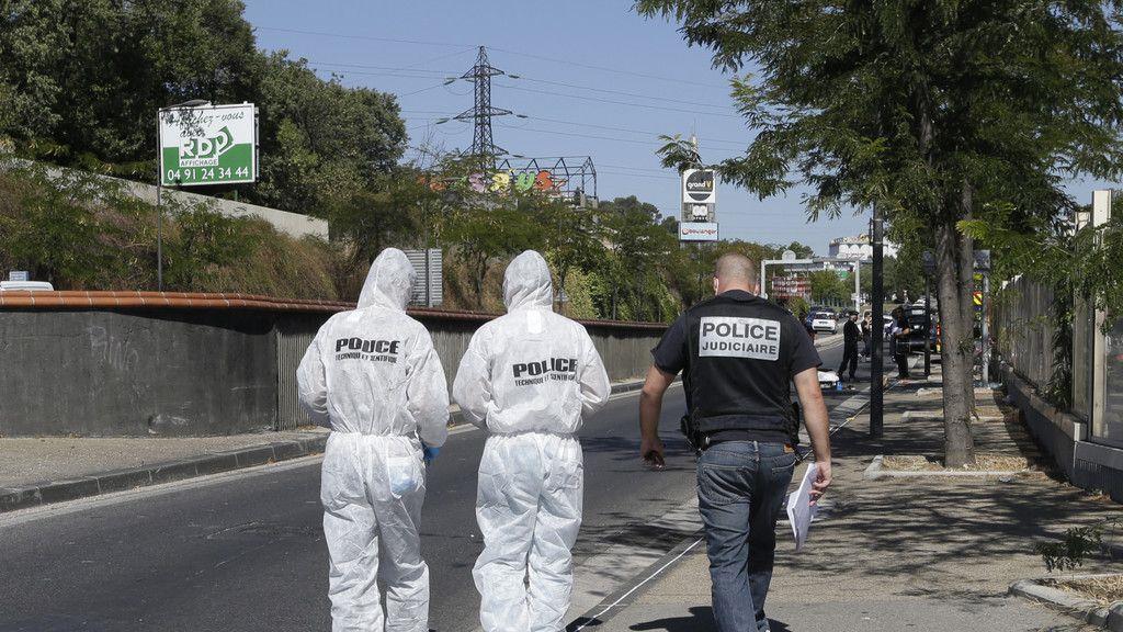 Marseille: Auto rast in Bushaltestelle