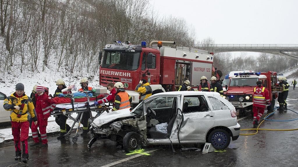 Die verunglückten Personen mussten von der Feuerwehr aus den Wracks befreit werden.