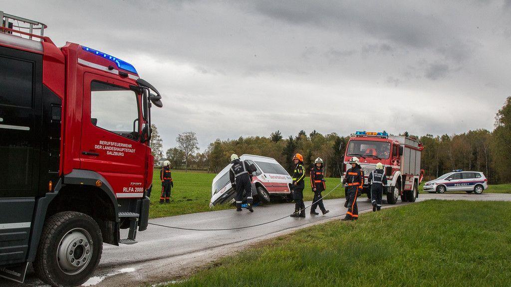 Sternhofweg: Transporter kippt in Graben