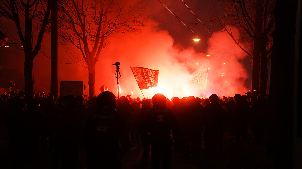 Fanmarsch von Go Ahead Eagles in Salzburg