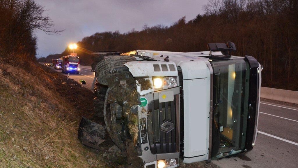 Lkw auf der A1 bei Pressbaum umgestürzt