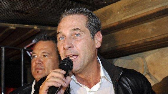 Präsentation von FPÖ Wahlkampf-Song über HC-Strache, gesungen von