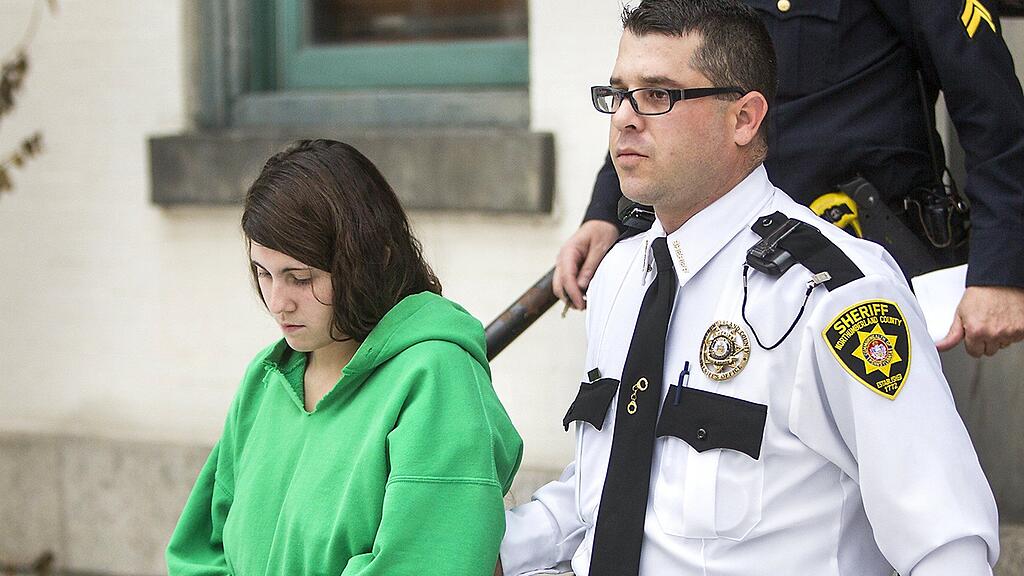 Allmählich kommen Zweifel an der Geschichte der jungen Frau hoch, die mehr als 22 Menschen getötet haben soll.