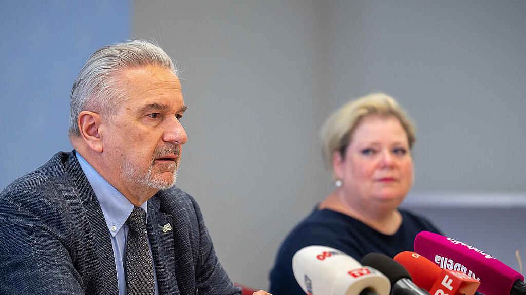 Der ärztliche Leiter Frisch informiert über den Behandlungsfehler