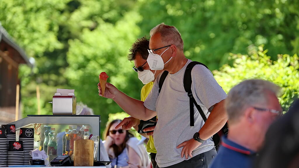 Sommerwetter: Salzburger stürmen Hellbrunn
