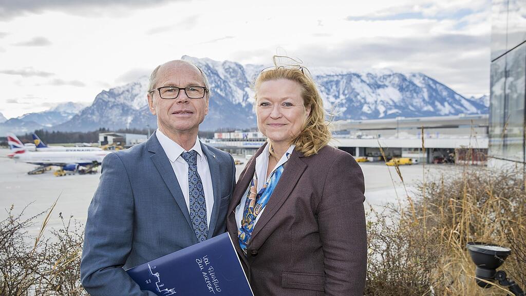 Aufsichtsratsvorsitzender LHStv. Christian Stöckl und Flughafen-Geschäftsführerin Bettina Ganghofer beim Pressegespräch am Mittwoch.