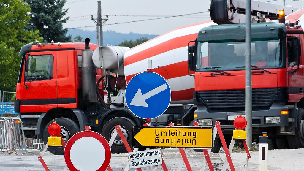 Die Zufahrt zur Jakob-Auer-Straße ist nur von der Hans-Webersdorfer-Straße aus möglich.