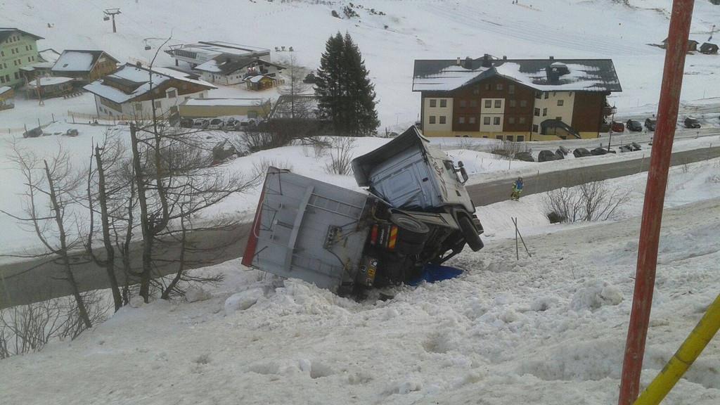 Lkw stürzt in Obertauern über Böschung