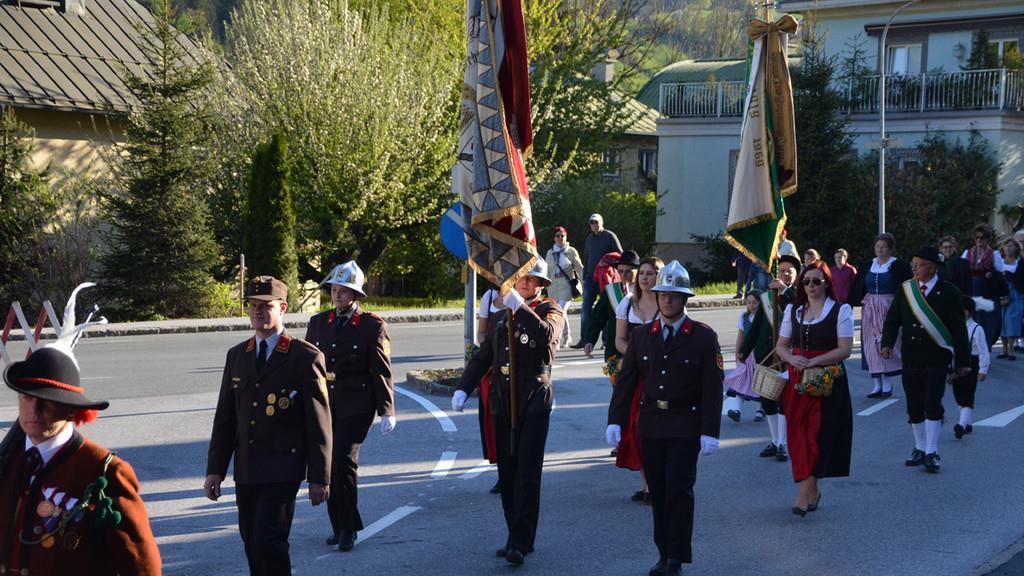 Schwarzacher Vereine bringen Maibaum