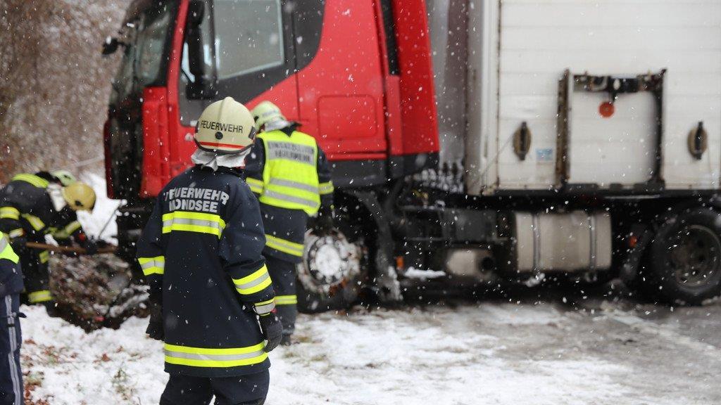 Lkw landet im Straßengraben