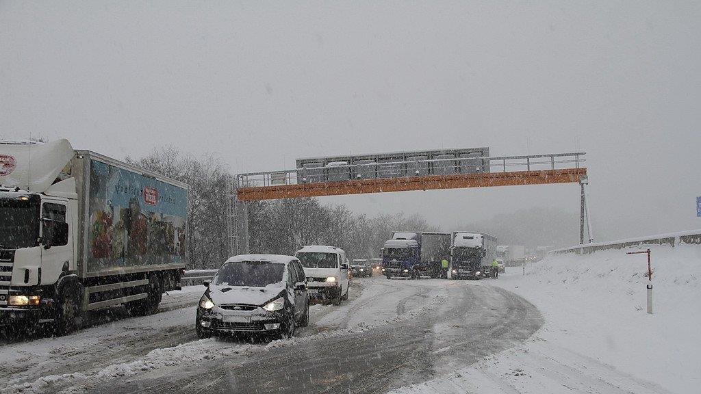 Schnee sorgt für Unfälle und Verkehrschaos: Stau auf der A1