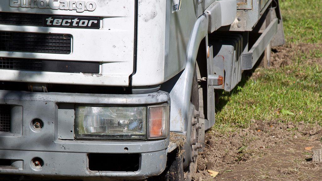 Diebe bleiben mit Lkw stecken