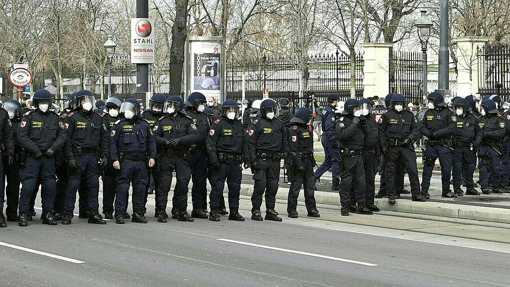 Verbotene Corona-Demo in Wien von Polizei begleitet