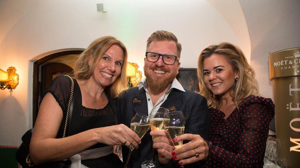 Goldener Hirsch: Geschirr versteigert