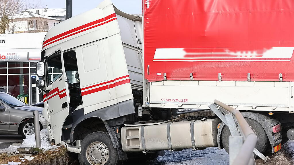 Lkw-Unfall beim Almkanal in Grödig