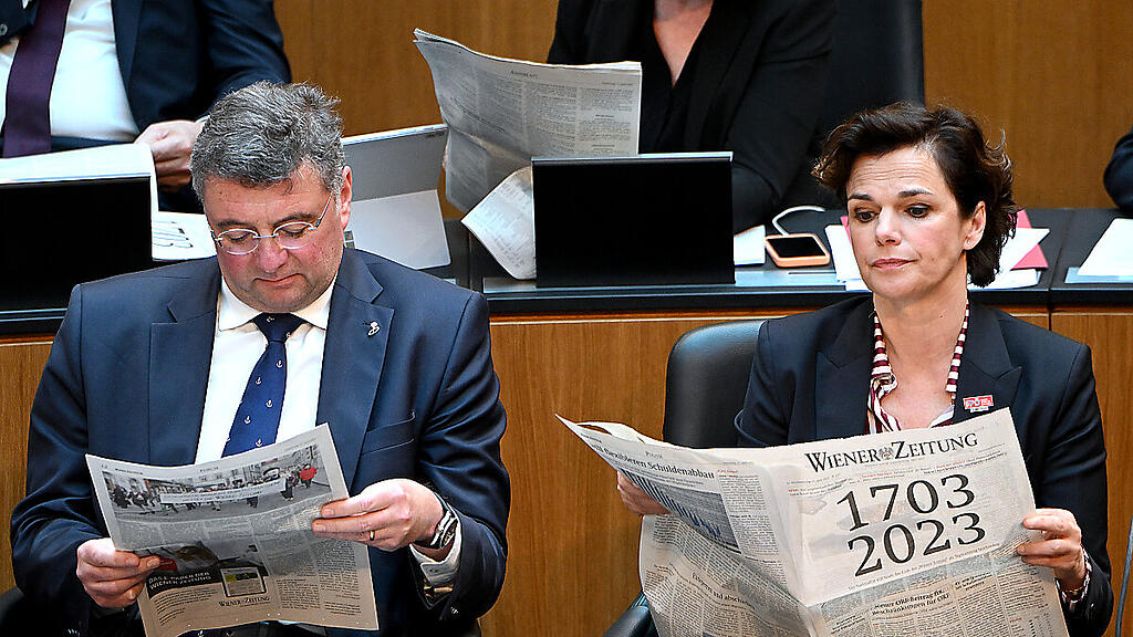Jörg Leichtfried und Pamela Rendi-Wagner (SPÖ) lesen "Wiener Zeitung"