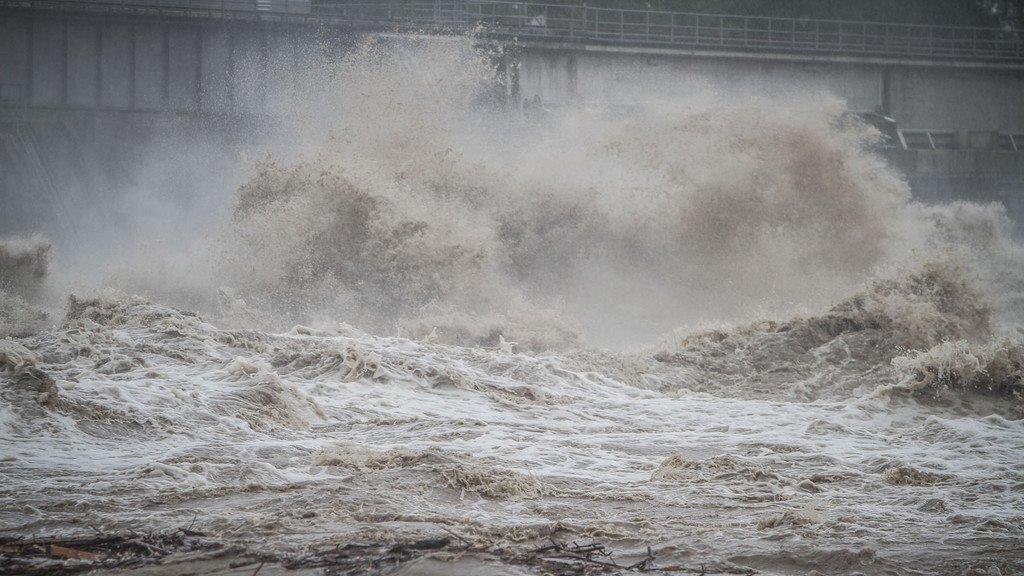 Hochwasser: Abtransporte im Kraftwerk Braunau