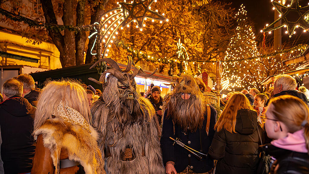 Alt Gnigler Krampusse beim Weihnachtsmarkt am Mirabellplatz