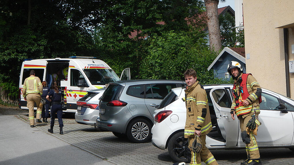 FF Oberndorf rettet Kleinkind aus Auto