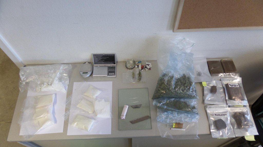 Die Polizei hat Amphetamine, Cannabisharz, Cannabiskraut, MDMA, Suchtmittelutensilien und Verpackungsmaterial sichergestellt.