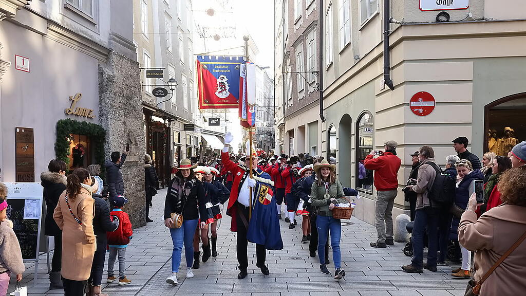 Salzburger Faschingsgilde "stürmt" Schloss Mirabell