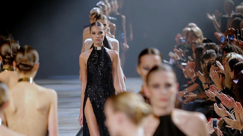 Metalleffekte und nabeltiefe Ausschnitte bei Vauthier in Paris.