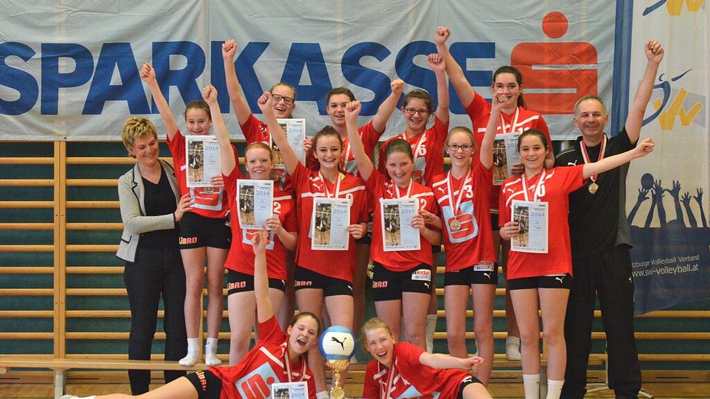 Die jubelnden Volleyballerinnen der SMS Seekirchen.