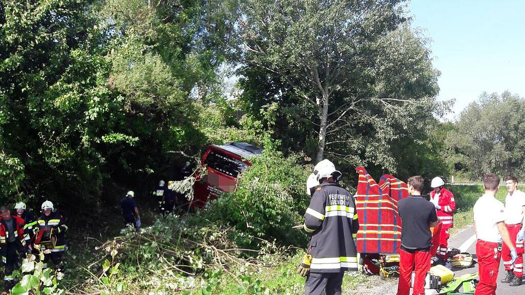 Der Bus war nach links von der Fahrbahn abgekommen, hatte mehrere Bäume gestreift und war letztlich in eine Böschung gekracht.