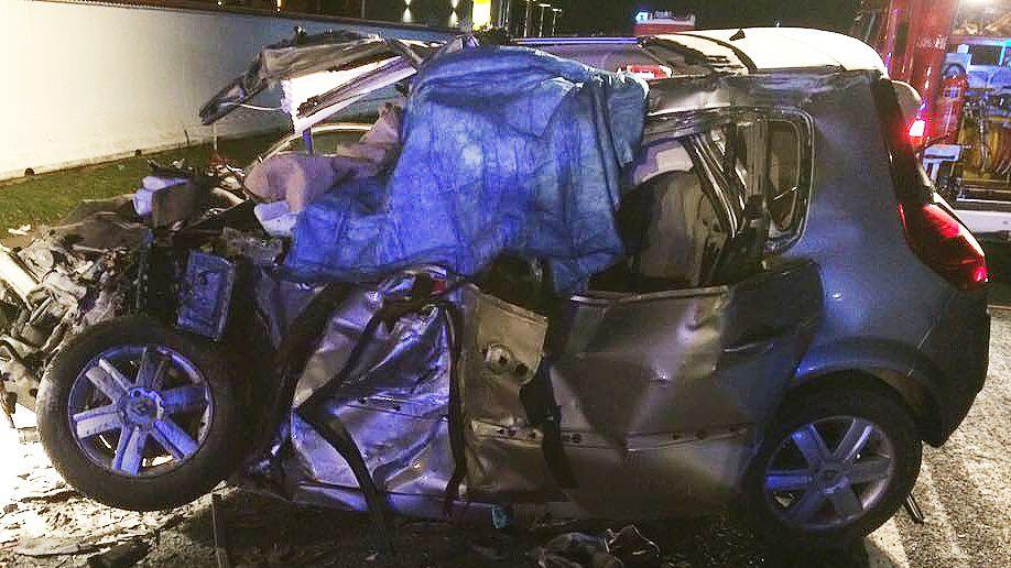 Der Unfall-Pkw war nach dem Crash völlig zerstört.