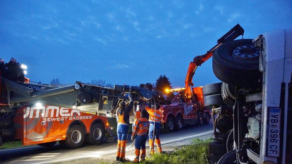 Lkw kippt auf A1 um