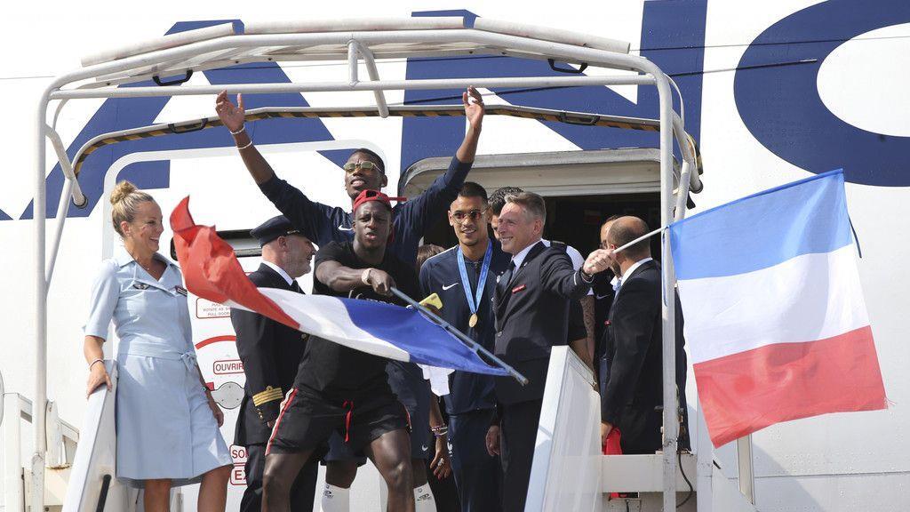 Weltmeister in Paris empfangen
