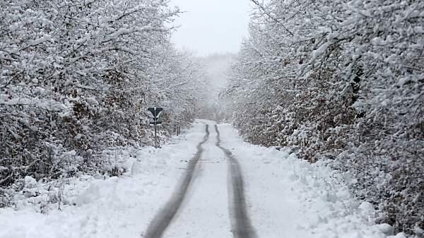 Ungewohnter Anblick - Schneebedeckte Straße in Spanien
