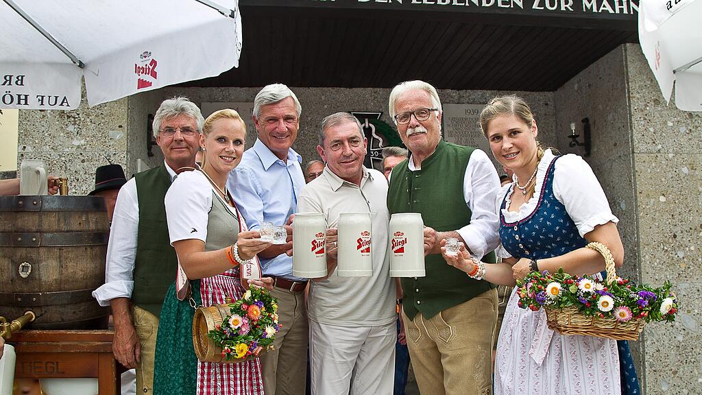 Auch Salzburgs Bürgermeister Heinz Schaden (4.v.li) und sein Vize Harry Preuner (3.v.li) statteten dem Dorffest einen Besuch ab.