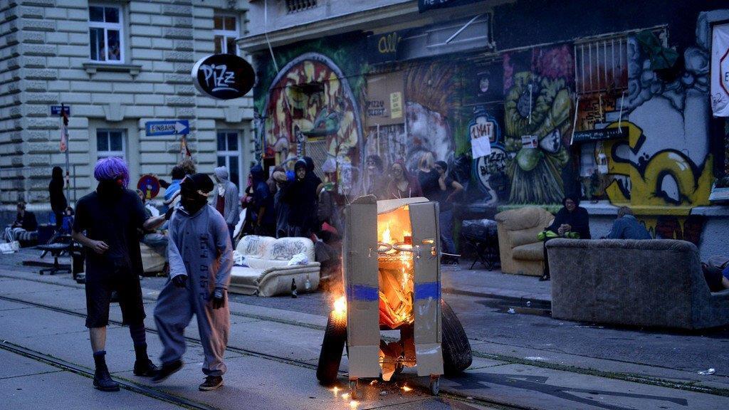 Räumung in der Mühlfeldgasse: Polizeieinsatz