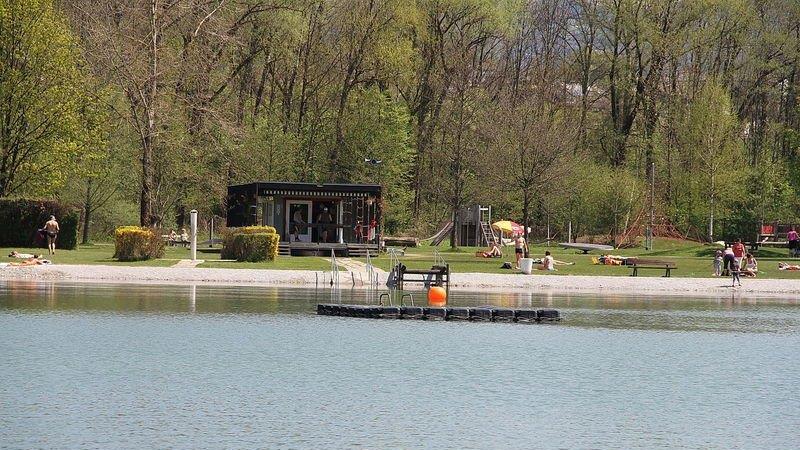 Erste Badegäste am Salzachsee