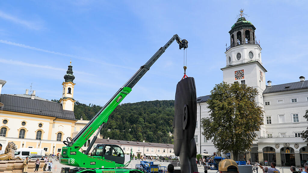 Letzter Frauenkopf am Residenzplatz wird abgebaut