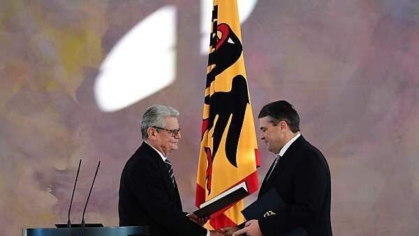 Sigmar Gabriel erhielt die Ernennungsurkunde